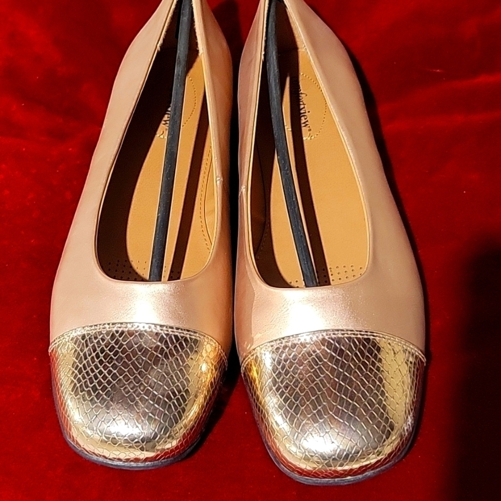 NWOT Comfortview in Gold Metalic